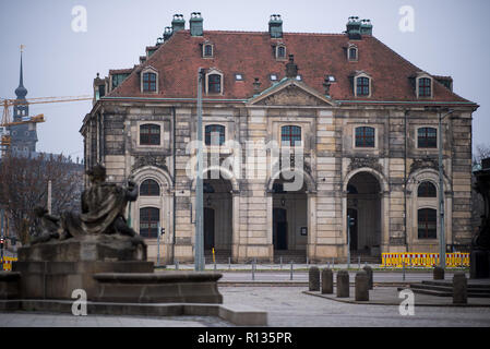 Dresde, Allemagne. 09Th Nov, 2018. Vue de la maison en bois rond Neustädter Markt, à prendre après une conférence de presse pour présenter la conception de la mise en œuvre de la structure de l'archive. Une grande collection d'art seront logés dans le blockhaus de 2022. Credit : Monika Skolimowska/dpa-Zentralbild/dpa/Alamy Live News Banque D'Images