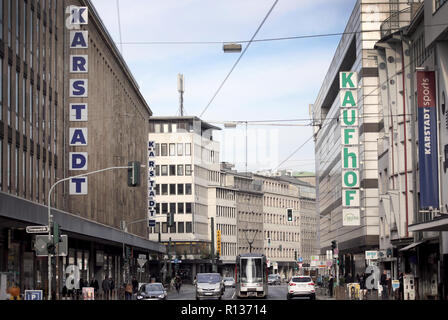 09 novembre 2018, en Rhénanie du Nord-Westphalie, Düsseldorf : les grands magasins de Karstadt et Kaufhof sont situés en face de l'autre dans le centre-ville de Düsseldorf. L'Allemagne a un nouveau grand magasin géant : Le Bundeskartellamt a donné le feu vert pour la fusion de Karstadt et Kaufhof. Photo : Martin Gerten/dpa Banque D'Images