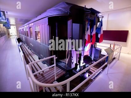 09 novembre 2018, la France (France), Compiègne : 09.11.2018, France, Compiègne : un wagon historique se trouve dans le Musée de l'Armistice, près de Compiègne. C'est une voiture historique qui a été reconstruite après le converti coin voiture dans laquelle la France et l'Allemagne avait signé l'armistice, le 11.11.1918. La chancelière Merkel et le président français Macron se réunira le 10.11.2018 à Compiègne, l'endroit où le cessez-le-feu a été signé, pour commémorer la fin de la Première Guerre mondiale il y a 100 ans. Photo : Kay Nietfeld/dpa Banque D'Images