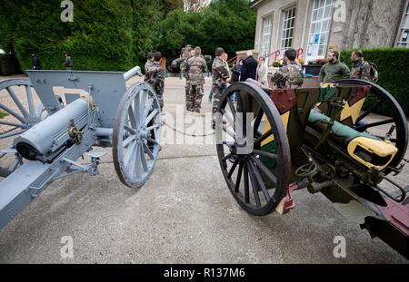 09 novembre 2018, la France (France), Compiègne : 09.11.2018, France, Compiègne : les forces de sécurité françaises se tenir derrière memorial armistice historique à Compiègne. La chancelière Merkel et le président français Macron se réunira le 10.11.2018 à Compiègne, l'endroit où le cessez-le-feu a été signé, pour commémorer la fin de la Première Guerre mondiale il y a 100 ans. Photo : Kay Nietfeld/dpa Banque D'Images