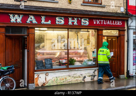 Skibbereen, West Cork, Irlande. 9 novembre 2018. Un postier livre le courrier malgré les conditions météorologiques épouvantables à Skibbereen. Cet après-midi, on y voit une continuation des vents forts, qui atteindront la force des gales sur les côtes. Des températures élevées de 9 à 13°C. Crédit : AG News/Alay Live News. Banque D'Images