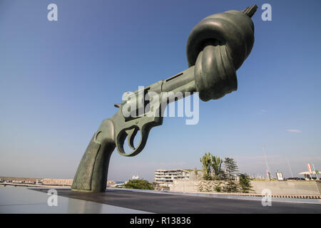 Beyrouth Liban. 9 novembre 2018. Une grande sculpture en Zaitunay Bay Beyrouth d'un Colt Python 357 Magnum revolver avec son canon attaché dans un noeud et le museau pointé vers le ciel . La sculpture d'armes à feu est une copie d'une sculpture réalisée par l'artiste suédois Carl Fredrik Reutersward qui a été installé à l'extérieur du bâtiment de l'Organisation des Nations Unies en 1988 après son ami John Lennon a été tué Crédit : amer ghazzal/Alamy Live News Banque D'Images