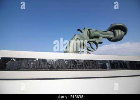 Beyrouth Liban. 9 novembre 2018. Une grande sculpture en Zaitunay Bay Beyrouth d'un Colt Python 357 Magnum revolver avec son canon attaché dans un noeud et le museau pointé vers le ciel . La sculpture d'armes à feu est une copie d'une sculpture réalisée par l'artiste suédois Carl Fredrik Reutersward qui a été installé à l'extérieur du bâtiment de l'Organisation des Nations Unies en 1988 après son ami John Lennon a été tué Crédit : amer ghazzal/Alamy Live News Banque D'Images