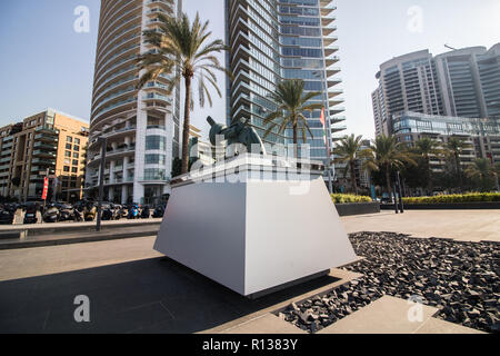 Beyrouth Liban. 9 novembre 2018. Une grande sculpture en Zaitunay Bay Beyrouth d'un Colt Python 357 Magnum revolver avec son canon attaché dans un noeud et le museau pointé vers le ciel . La sculpture d'armes à feu est une copie d'une sculpture réalisée par l'artiste suédois Carl Fredrik Reutersward qui a été installé à l'extérieur du bâtiment de l'Organisation des Nations Unies en 1988 après son ami John Lennon a été tué Crédit : amer ghazzal/Alamy Live News Banque D'Images