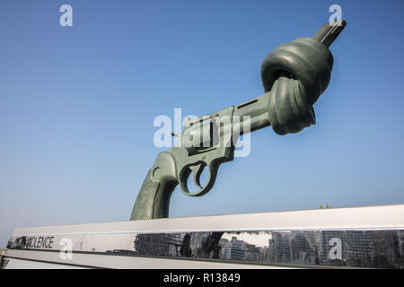 Beyrouth Liban. 9 novembre 2018. Une grande sculpture en Zaitunay Bay Beyrouth d'un Colt Python 357 Magnum revolver avec son canon attaché dans un noeud et le museau pointé vers le ciel . La sculpture d'armes à feu est une copie d'une sculpture réalisée par l'artiste suédois Carl Fredrik Reutersward qui a été installé à l'extérieur du bâtiment de l'Organisation des Nations Unies en 1988 après son ami John Lennon a été tué Crédit : amer ghazzal/Alamy Live News Banque D'Images