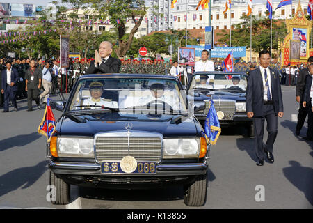 (181109) -- PHNOM PENH, 9 novembre 2018 (Xinhua) -- Le Roi cambodgien Norodom Sihamoni(/voiture) les gestes à la foule alors qu'il participait à la célébration du jour de l'indépendance à Phnom Penh, Cambodge le 9 novembre 2018. Le Cambodge a commémoré le 65e anniversaire de son indépendance de la France dans une cérémonie de deux heures ici vendredi. (Xinhua/Sovannara)(mot de passe) Banque D'Images