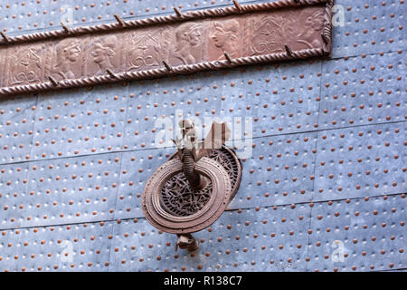 Détails heurtoir de bronze avec un dragon à partir de la porte arrière de la La Lonja, La Llotja de la Seda ou l'échange de la soie Lonja de la Valence, Espagne Banque D'Images