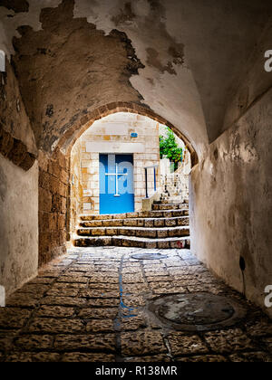 Porte de l'Église bleue dans un ancien tunnel à Jaffa Fort, Israël Banque D'Images