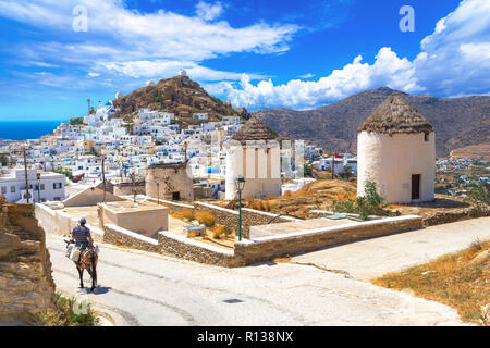 Maisons traditionnelles, moulins à vent et des églises dans l'île d'Ios, Cyclades, en Grèce. Banque D'Images