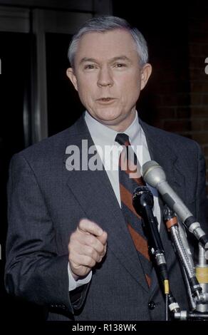 Washington, DC. 29 mars 1998 USA Le sénateur républicain de l'Alabama Jeff Sessions des entretiens avec des journalistes studios CBS à Washington DC après son apparition sur le dimanche matin parler 'La Nation' face Crédit : Mark Reinstein/MediaPunch Banque D'Images