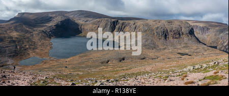 Vue sur le Loch Etchachan des pistes de Beinn Mheadhoin, parc national de Cairngorm, Ecosse, Royaume-Uni Banque D'Images