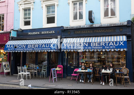 Londres, Royaume-Uni. 18 octobre, 2018. Les touristes s'asseoir à l'extérieur Maison Bertaux dans Soho. Banque D'Images