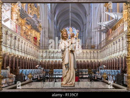 Statue de la Vierge à l'enfant n le choeur (CORO) de la cathédrale de Tolède ( primat de la cathédrale Sainte Marie de Tolède), Tolède, Castille la Manche, Espagne Banque D'Images