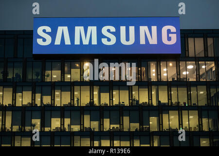 Immeuble de bureaux au siège de Samsung avec Windows Éclairé de nuit à Milan, Italie, le 8 novembre 2018. Banque D'Images