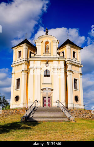 Église sur le haut de Makova hora près de Smolotely dans village, district de Pribram en République tchèque. La montagne de pavot (Makova hora) lieu de pèlerinage sur l'h Banque D'Images