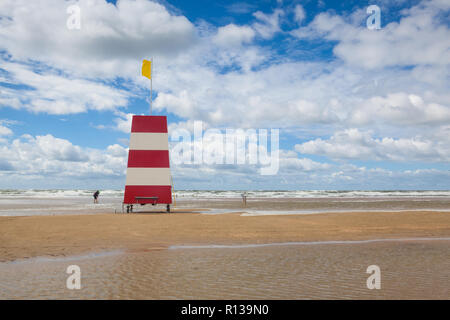 Le phare sur la magnifique plage de Lakolk après de fortes pluies. Cette plage est beach après de fortes pluies, Jutland, Danemark. Cette plage est favori pour kiteboard Banque D'Images