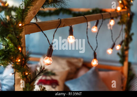 Les lumières de Noël de flou sur des planches, faible profondeur de champ avec copyspace Banque D'Images
