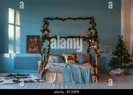 Noël et Nouvel An chambre décorée. Style loft Banque D'Images