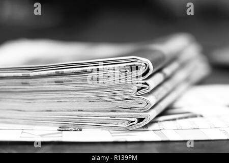 Pile de journaux frais du matin sur table au bureau. Les dernières actualités financières et commerciales dans les quotidiens papier. Pages avec des informations (actualité, articles) Banque D'Images