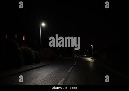 La rue vide à Cheltenham dans la nuit après la pluie Banque D'Images