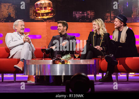 (De gauche à droite) Sir Ian McKellen, Michael Buble, Carey Mulligan et Taron Egerton pendant le tournage de The Graham Norton Show, pendant le tournage de la Graham Norton Show à BBC Studioworks à Londres, pour être diffusé sur BBC One le vendredi. Banque D'Images