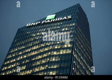 Siège social de BNP Paribas (Diamond Tower ) la nuit à Milan, Italie, le 8 novembre 2018. Banque D'Images