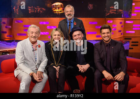 Présentateur Graham Norton se tient derrière (de gauche à droite) Sir Ian McKellen, Carey Mulligan, Taron Egerton et Michael Bublé, pendant le tournage de The Graham Norton Show, pendant le tournage de la Graham Norton Show à BBC Studioworks à Londres, pour être diffusé sur BBC One le vendredi. Banque D'Images