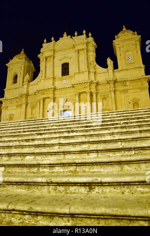 Noto (Sicile) cathédrale, par nuit Banque D'Images