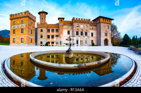 Vue panoramique du château Ceconi reflétant dans une fontaine au coucher du soleil dans la forêt de Pielungo, Vito d'Asio, Pordenone, Friuli, Italie Banque D'Images