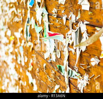 L'objet des avis de plusieurs agrafes et fragments de papier sur un message board en bois Banque D'Images