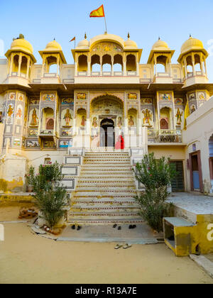 Vue de face d'un temple hindou à Mandawa, Rajasthan, Inde Banque D'Images