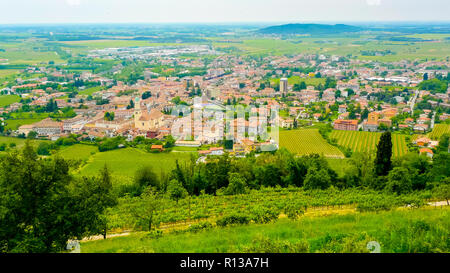Vue aérienne de Cormons, Gorizia, dans la région viticole de Frioul-Vénétie Julienne, Italie Banque D'Images