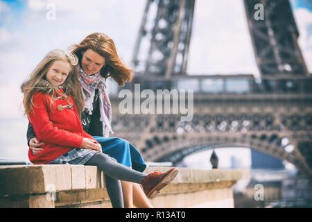 En toute sécurité avec une assurance voyage. Mère et fille à l'arrière-plan de la Tour Eiffel à Paris. France Banque D'Images