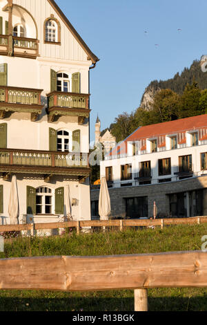 Schwangau, Bavière, Allemagne, 2018. Restaurant Alpenrose am See, l'hôtel récemment construit et le château de Neuschwanstein le long d'une soirée à la fin de septembre. Banque D'Images