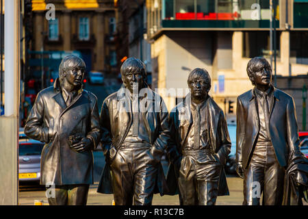 Liverpool, Royaume-Uni - 17 mai 2018 : statue en bronze des Beatles se trouve à la tête de la jetée sur le côté du fleuve Mersey, sculptée par Andrew Edwards et érigée Banque D'Images