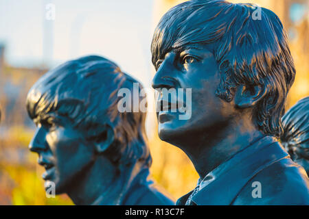 Liverpool, Royaume-Uni - 17 mai 2018 : statue en bronze des Beatles se trouve à la tête de la jetée sur le côté du fleuve Mersey, sculptée par Andrew Edwards et érigée Banque D'Images