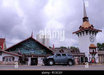 Guggisberg Fromage, accueil de bébé d'origine suisse, installé dans l'imitation Swiss village avec giant Hummer véhicule stationné en face, près de Millersburg, OH, États-Unis Banque D'Images