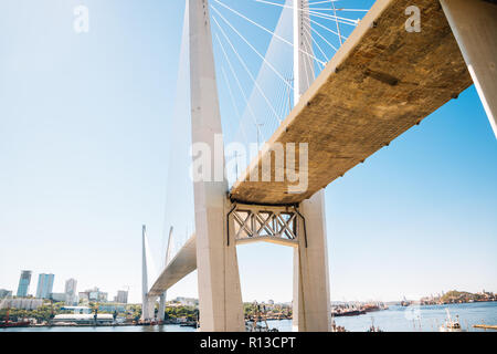 Kursi jahiloss bridge et la baie corne d'or à Vladivostok, Russie Banque D'Images