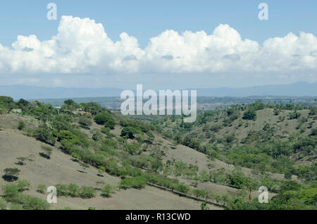 Vue sur la vallée de la ville de Santiago de los Caballeros, en République dominicaine depuis les montagnes qui entourent cette ville du nord. Banque D'Images