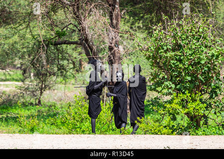 Arusha, Tanzanie - 24 janvier, 2018 - Traditionnellement vêtus Maasai attendent les touristes près d'Arusha, Tanzanie. Banque D'Images