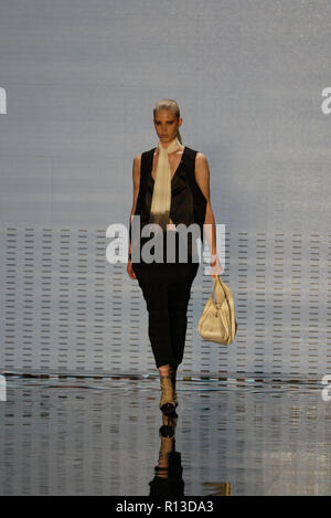 Le Nicola Finetti fashion show le premier jour de la Semaine de la mode australienne, qui a eu lieu à Sydney du 27 avril au 1 mai à l'Overseas Passenger Terminal sur le port de Sydney. Sydney, Australie. 27.04.09. Banque D'Images