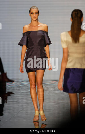 Le Nicola Finetti fashion show le premier jour de la Semaine de la mode australienne, qui a eu lieu à Sydney du 27 avril au 1 mai à l'Overseas Passenger Terminal sur le port de Sydney. Sydney, Australie. 27.04.09. Banque D'Images