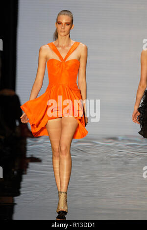 Le Nicola Finetti fashion show le premier jour de la Semaine de la mode australienne, qui a eu lieu à Sydney du 27 avril au 1 mai à l'Overseas Passenger Terminal sur le port de Sydney. Sydney, Australie. 27.04.09. Banque D'Images