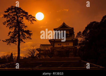 Le château de Kanazawa et le soleil CONTEXTE Banque D'Images