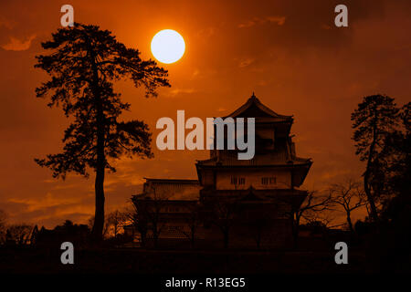 Le château de Kanazawa et le soleil CONTEXTE Banque D'Images