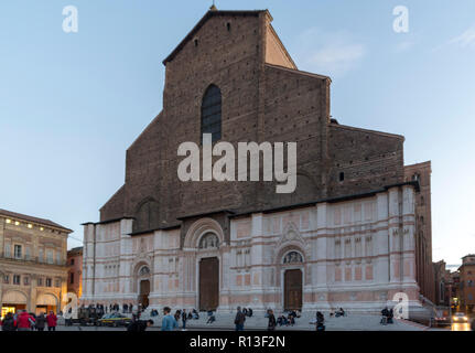 Bologne, Italie - 30 octobre 2018 : vue sur l'église basilique San Petronio à Bologne, en Italie. La Piazza Maggiore, la place principale, la nuit Banque D'Images