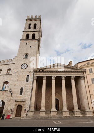 ASSISI, ITALIE - OCTOVER 27, 2018 : tour de la population de la municipalité de square Banque D'Images