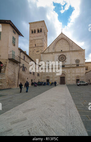 ASSISI, ITALIE - OCTOVER 27, 2018 : façade romane de la cathédrale San Rufino Banque D'Images