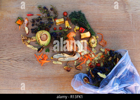 Des déchets ménagers pour le compost des fruits et légumes dans le sac poubelle sur la table. Banque D'Images
