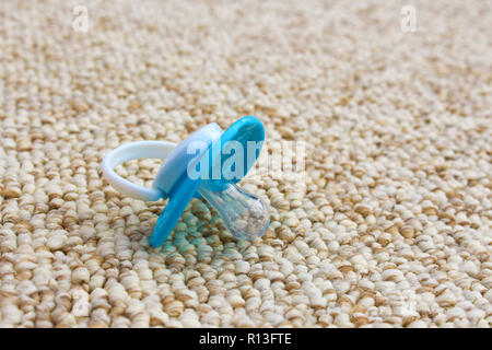 Sucette de bébé est tombé sur le sol sale. Banque D'Images